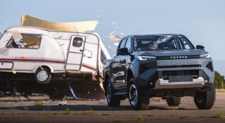 Toyota Hilux điện 'hứng' một chiếc caravan từ độ cao 9 mét, vẫn hoạt động sau cú va đập
